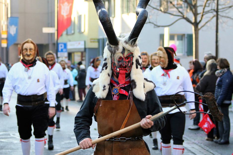 Einsiedler Fasnacht / FG. Goldmäuder Einsiedeln - Brotauswerfer STV Einsiedeln